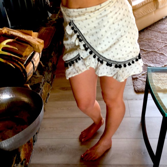 Black white wrap skirt perfect for the beach. - Picture 2 of 2